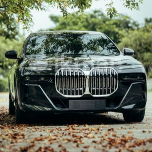 Audi i7 BMW i7 Xdrive60 M Sport Pro 2023